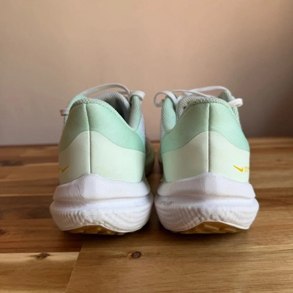 Nike Air Winflo 9 in White Barely Green